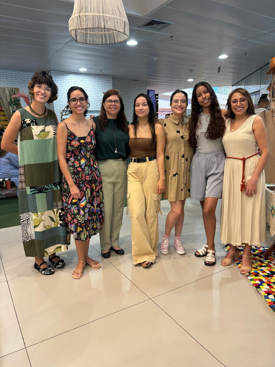 3-Profas_Liliane_Araujo_e_Profa._Simone_com_estudantes_do_curso_de_Moda_UFPI.jpg