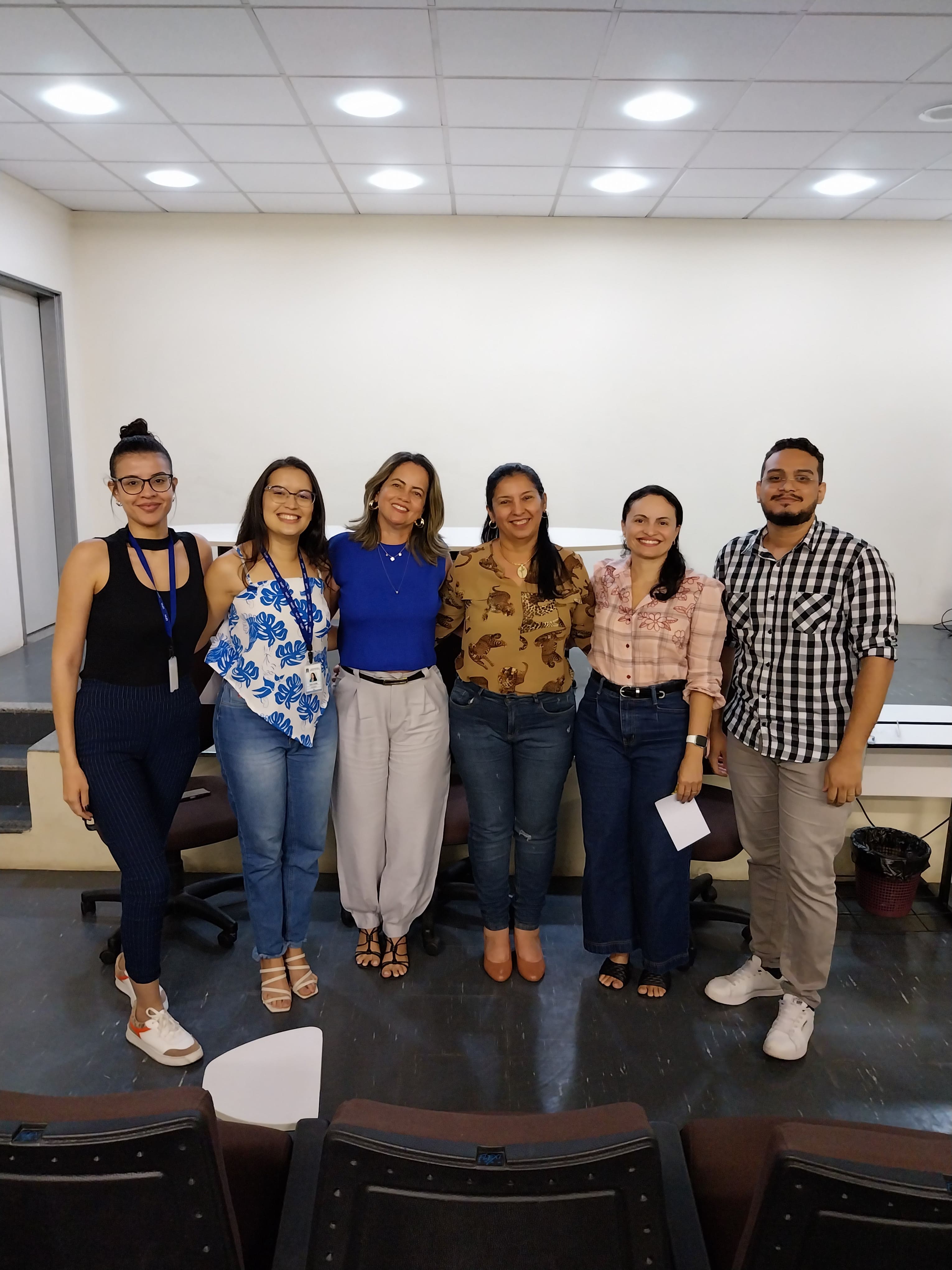 FOTO_04-_COM_CONVIDADAS_E_GRUPO_DE_ORIENTANDOS_DA_PÓS-GRADUAÇÃO.jpg