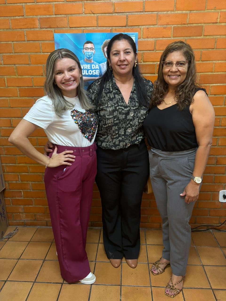 Foto_02-_Profa._Márciacom_a_doutoranda_Carla_e_a_Enfermeira_Diana.jpg