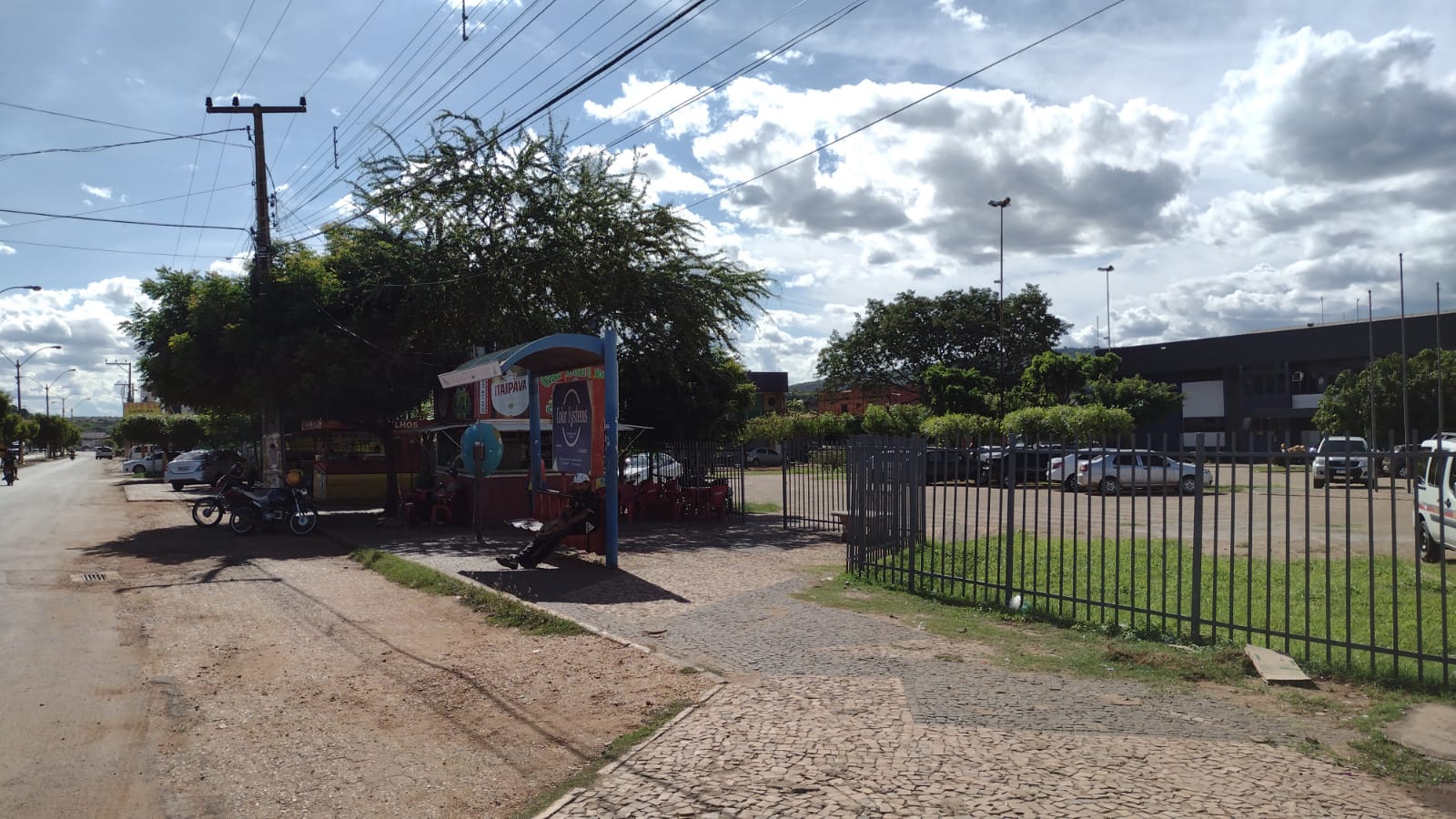 7 Em frente ao Terminal Rodoviário