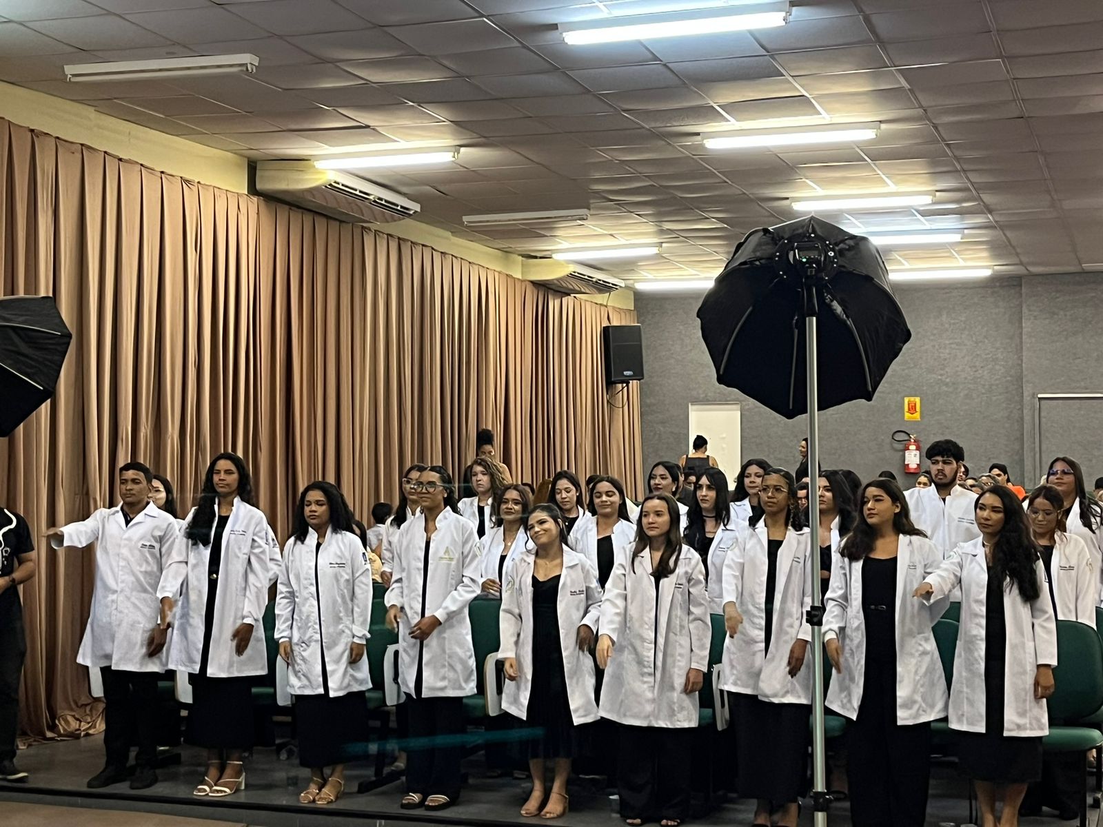 Calouros do curso de Medicina Veterinária da UFPI durante realização do juramento
