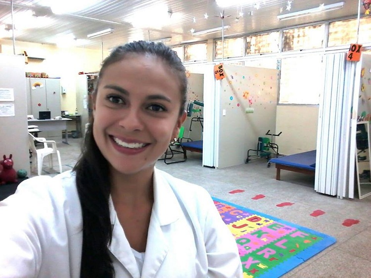 Andrea em atividade no Serviço Escola de Fisioterapia