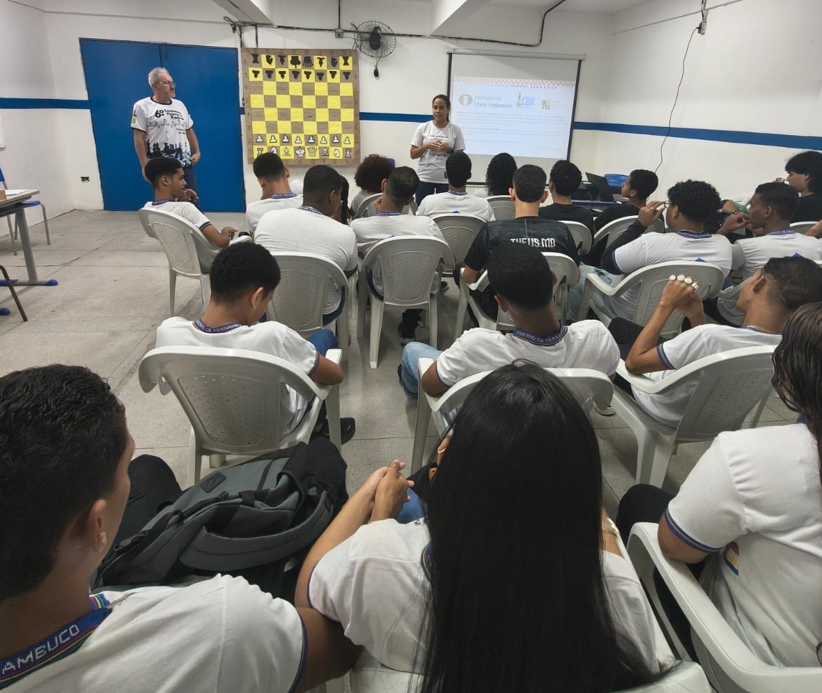 Pesquisa destaca o potencial do xadrez como instrumento de aprendizado, socialização e desenvolvimento cognitivo entre estudantes.